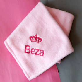 różowy kocyk dla psa z różowym imieniem beza sweetapaszka.pl